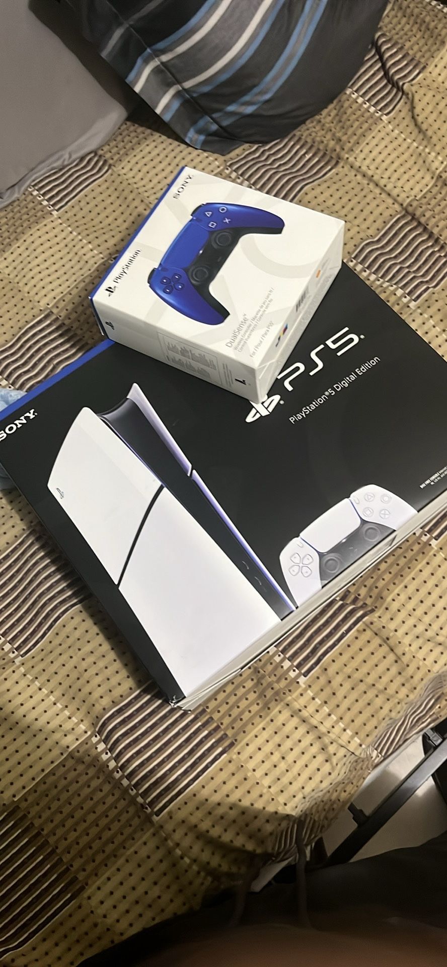 DIGITAL PLAYSTATION 5 With Extra Controller. 