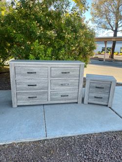 Dresser with nightstand ( can deliver for $10 )