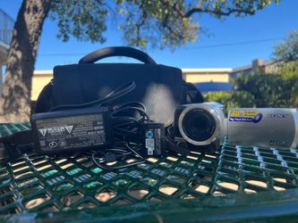 Sony Handycam DCR-SR40 Digital Video Camcorder HDD 30GB - Silver