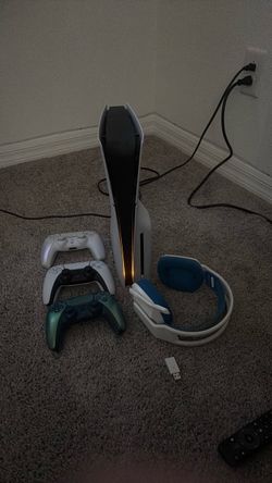 Ps5 slim disc version 3 controllers and logitech bluetooth headset