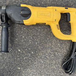 DEWALT 8.5 Amp 1-1/8 in. Corded SDS-PLUS D-Handle Concrete/Masonry Rotary Hammer Drill Kit