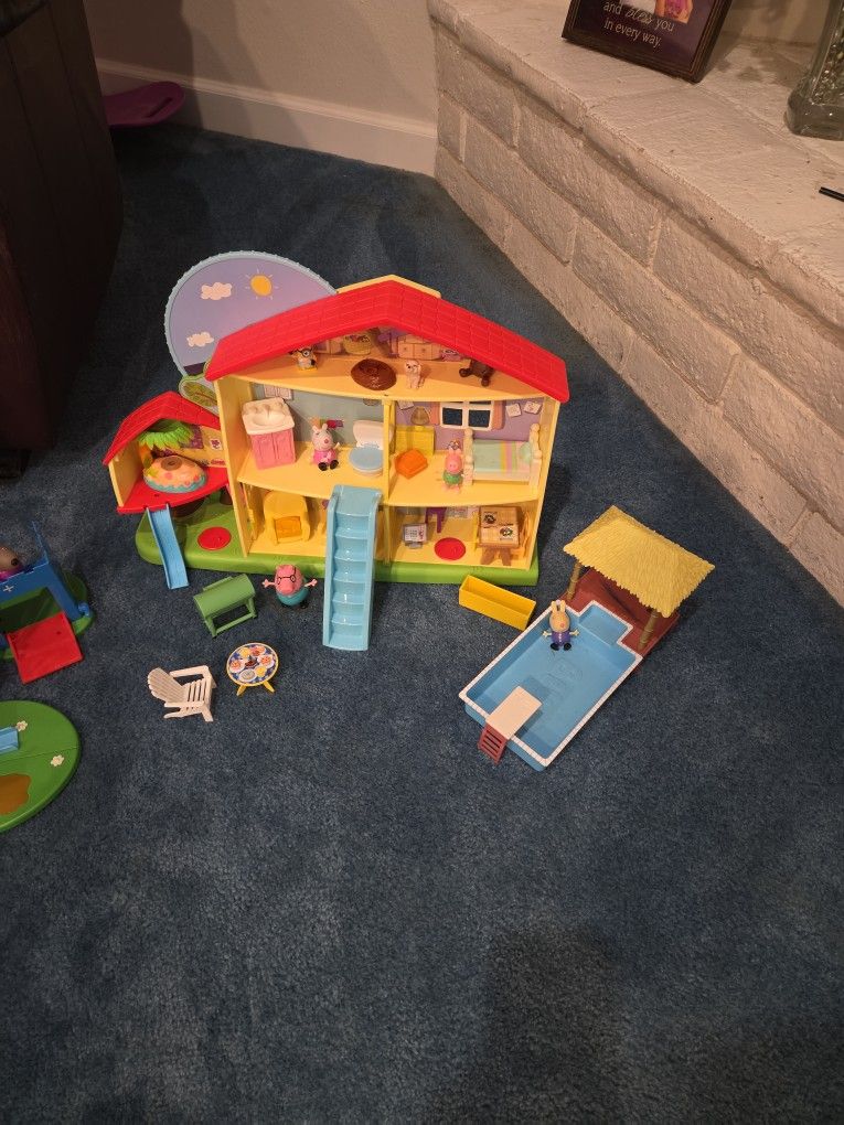 PEPPA PIGS BIG HOUSE TALKS, SING, LIGHT SEE DESCRIPTION
