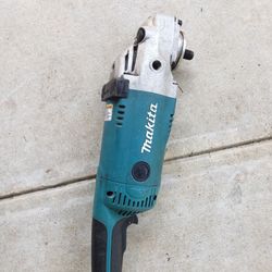 Makita Ga7021 15 Amp 7”  Heavy Duty grinder for parts or repair see pics