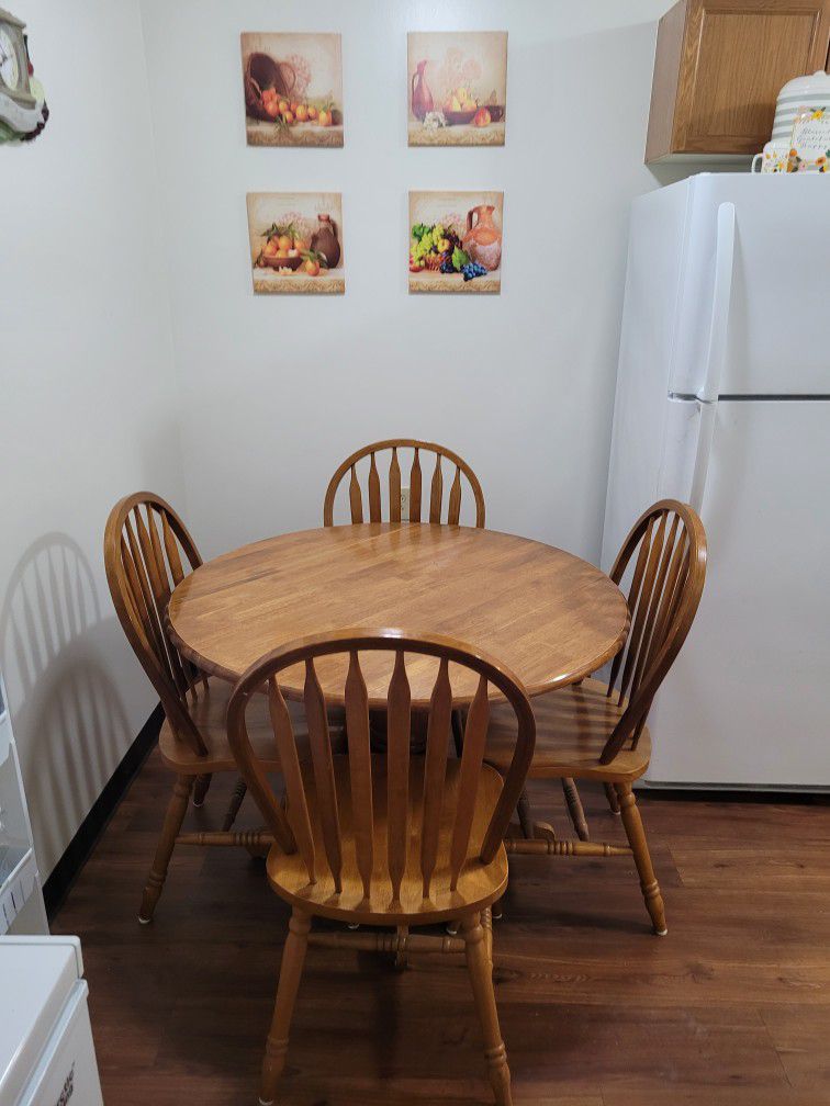 41 Inch diameter Oak Table/Dining/Kitchen 