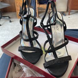 Ladies Size 6  Black Heels New In Box By Delicacy