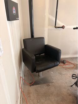 Adjustable height barber chair