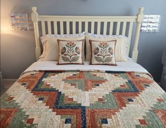 Pristine 5-Piece Vaughan-Bassett Queen Bedroom Set
