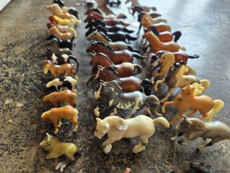 Breyer Stablemates Model Horses - Lot Of 36 Horses, Plus Riders And Accessories