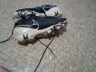 Nike Cleats Men's Size 9.5 