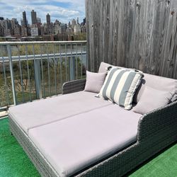 LIKE NEW Safavieh outdoor daybed double sized and cushions and pillows