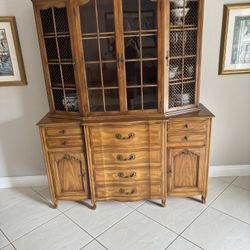 Beautiful Vintage Solid Wood China Cabinet / Hutch – Excellent Condition