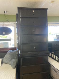 Pinewood 5D Chest With Lock