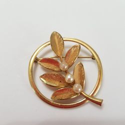Vintage Forstner 1/20 12KT G.F. Branch of Textured Leaves And 3 Faux Pearls In Curcle Brooch Pin