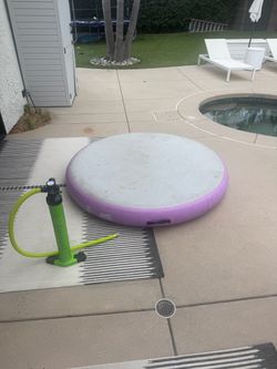Round air track gymnastics pad