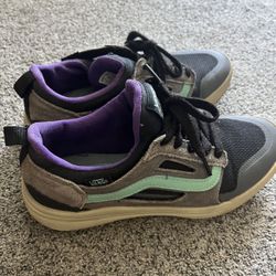 Vans 7.5 Men 9 Women US