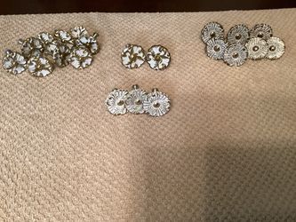 21 drawer pulls of different sizes