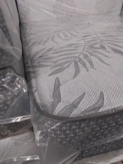 Mattress with Leaf Pattern Fabric plush 10 inch queen