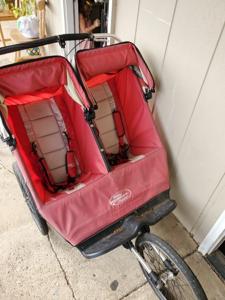 Double jogging stroller