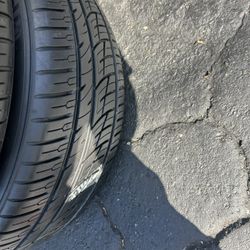 Tengo un par de llantas seminuebas marca delenti 275 50 R20 instalación y balanceó por el mismo precio 