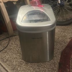 Frigidaire 26 pound icemaker