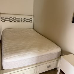 2 Queen beds, mirror, night stand