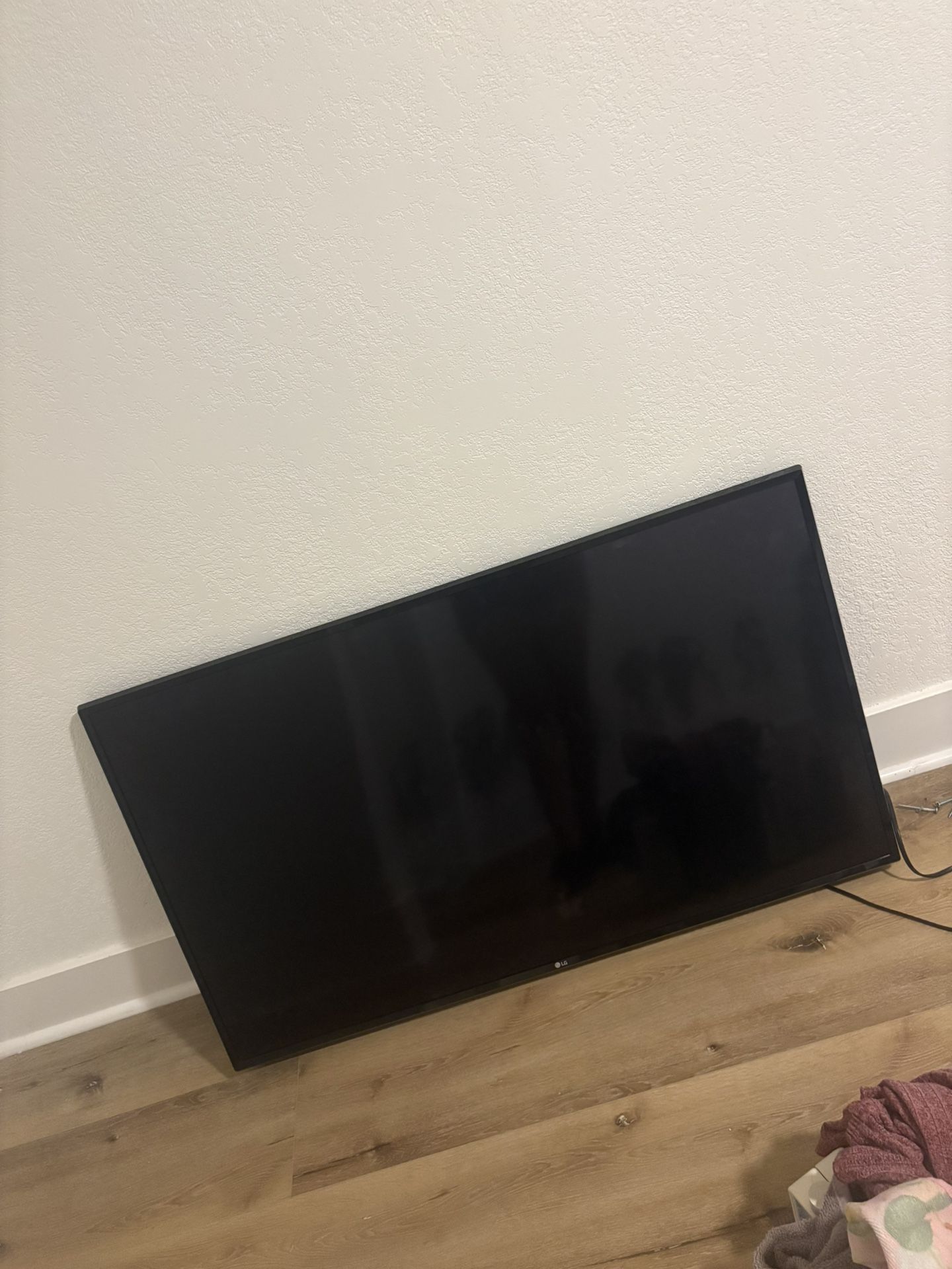 49 Inch LG Smart Tv + Mount
