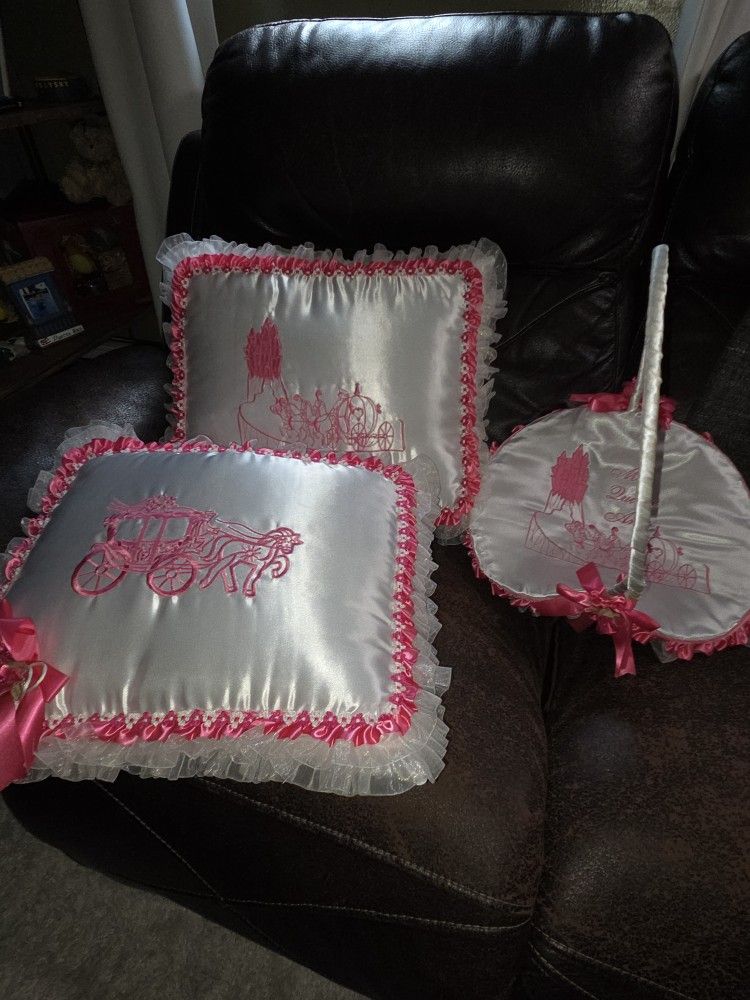 QuinceaƱera/Lady 15th BDay: Cinderella Pillows & Basket (broken handle)