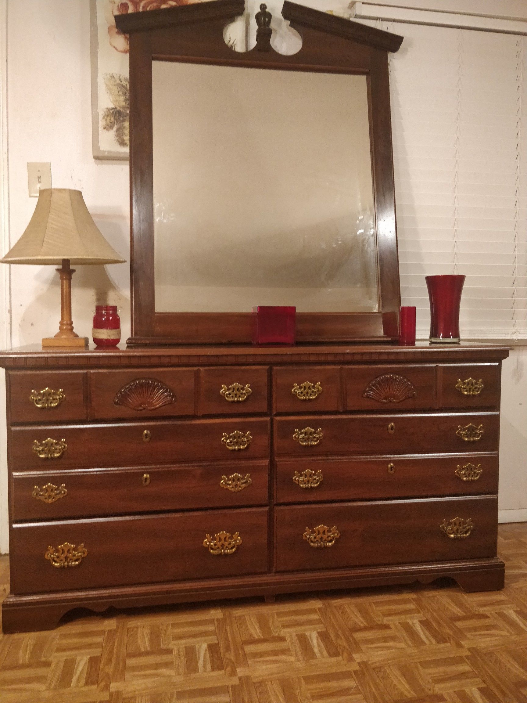 Nice dresser with big mirror in good condition, all drawers working well. L60"*W17"*H31"