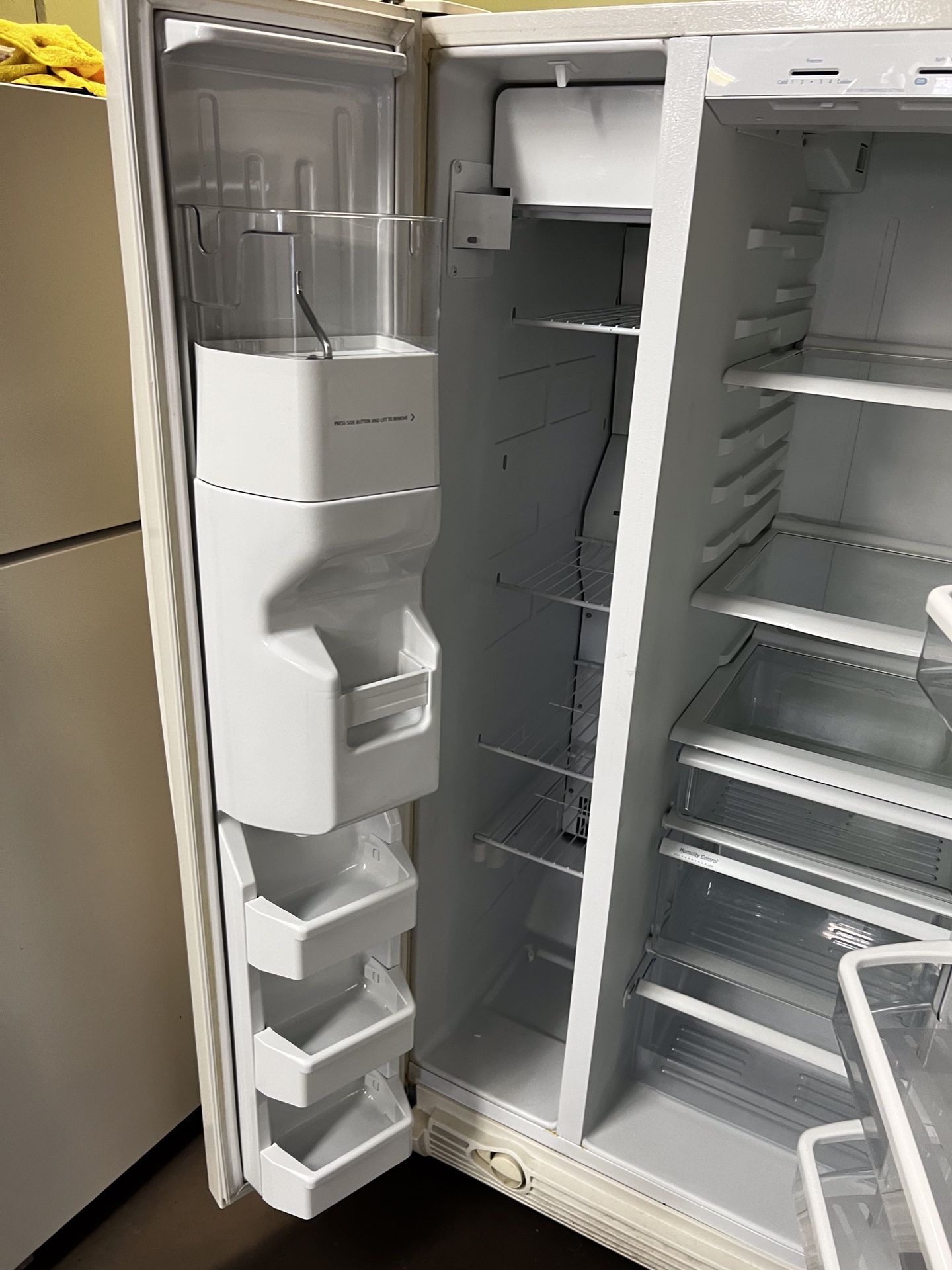 えるるページ　WDE 2台 Whirlpool 33”Wide Almond Color Side By Side Refrigerator for Sale