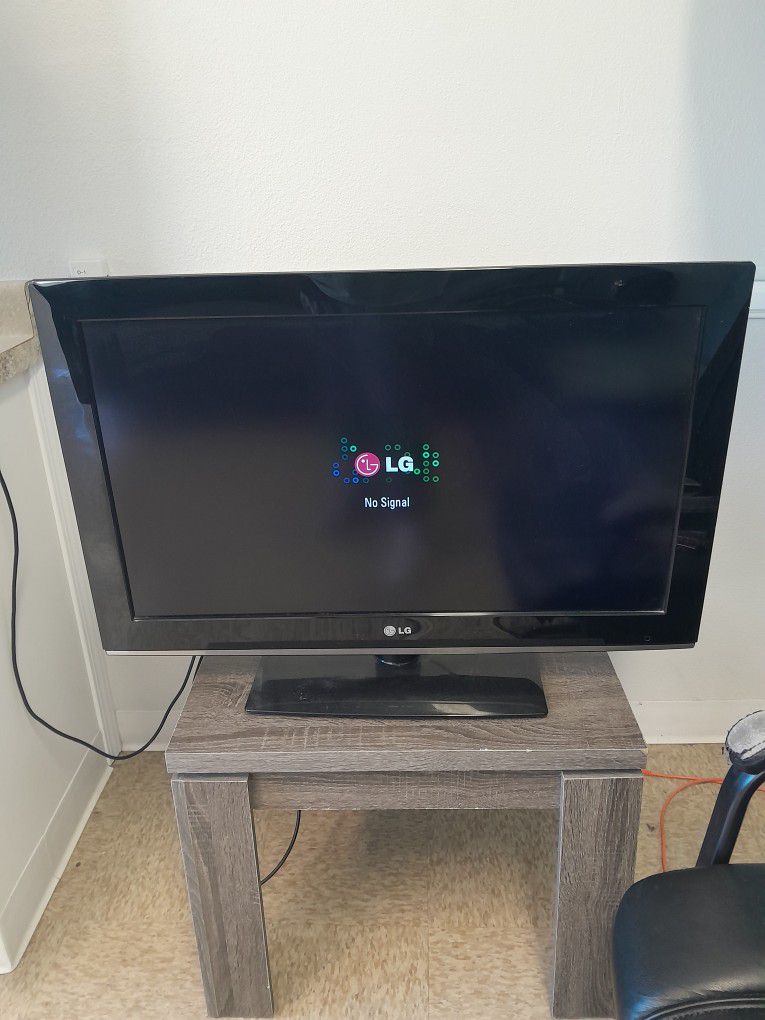 32 Inch LG Tv.   Works Great