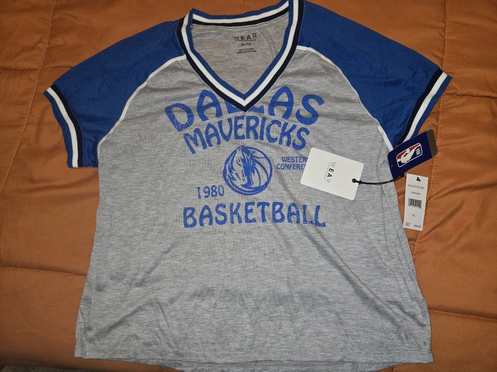 WEAR by Erin Andrews Dallas Mavericks Woman V- Neck Shirt- Xl(mm)