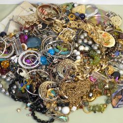 Jewelry Lot For Craft And Art  4 Pounds 10 oz. ASKING $28.00  DOLLARS OR BEST OFFER