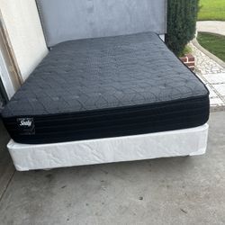 CAMA FULL SZ CABECERA TAPIZADA COLO GRIS MARCO DE METAL BOX SPRING Y COLCHÓN SEALY USADA BUENA CONDICIÓN 