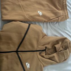 Large Men Brown Nike Tech Jacket and Pants