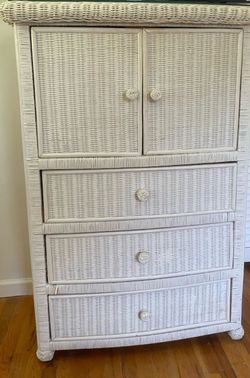 White Wicker Chest with 3 drawers and 2 shelves
