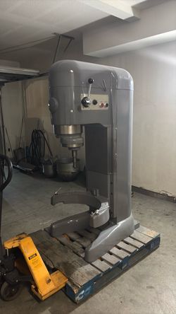 Hobart mixer 140 quarts capacity like new condición