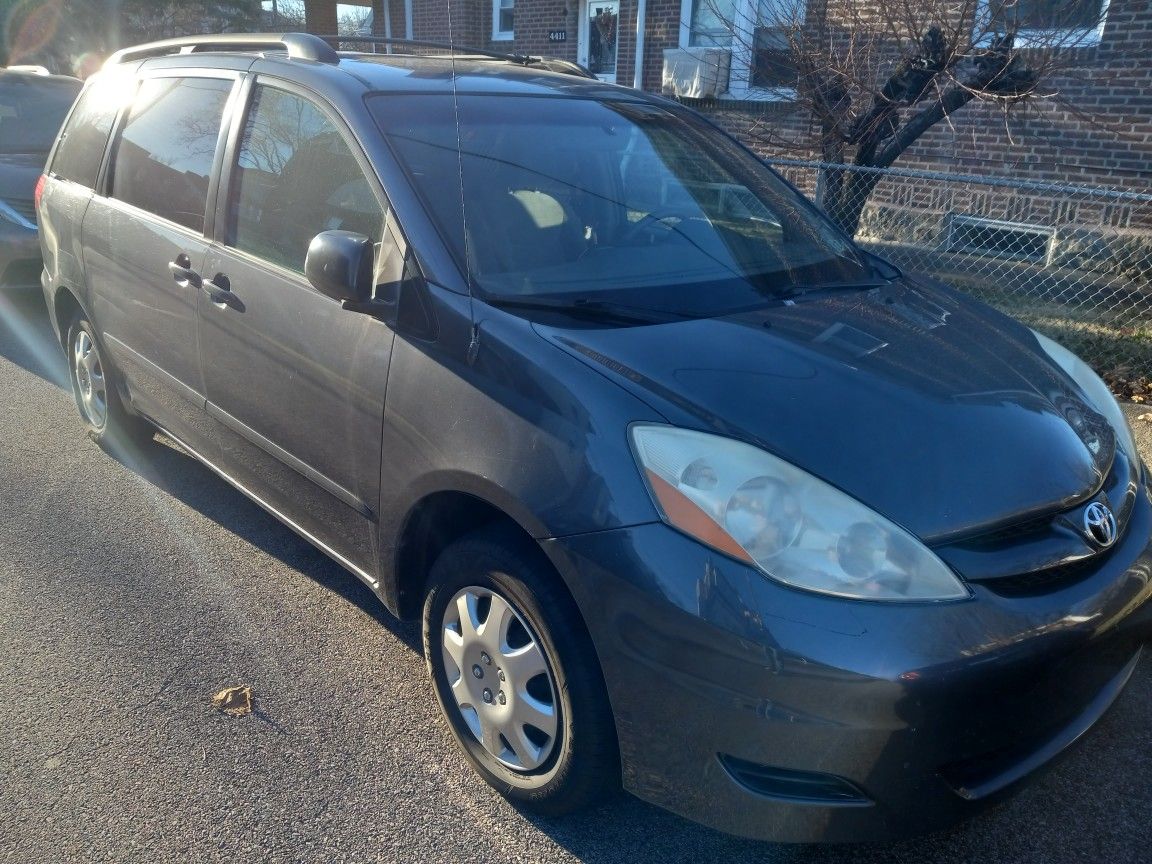 Toyota Sienna Le 2006 Clean Title, Runs Great. Only inssue  The Right  Door  Won't Open. Because The Cable Is Broken. 