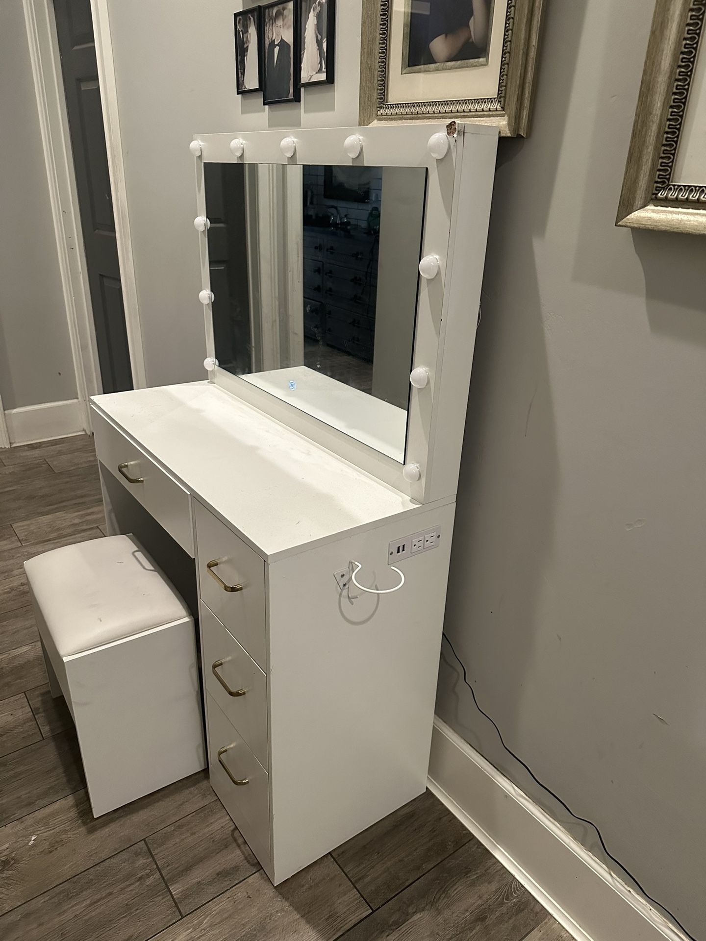 White Vanity Desk w Light Up Mirror