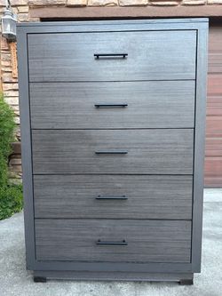 Gorgeous 5-drawer chest/ tall dresser