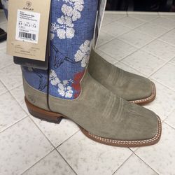 Very nice ariat boot size 8.5D for only $130
