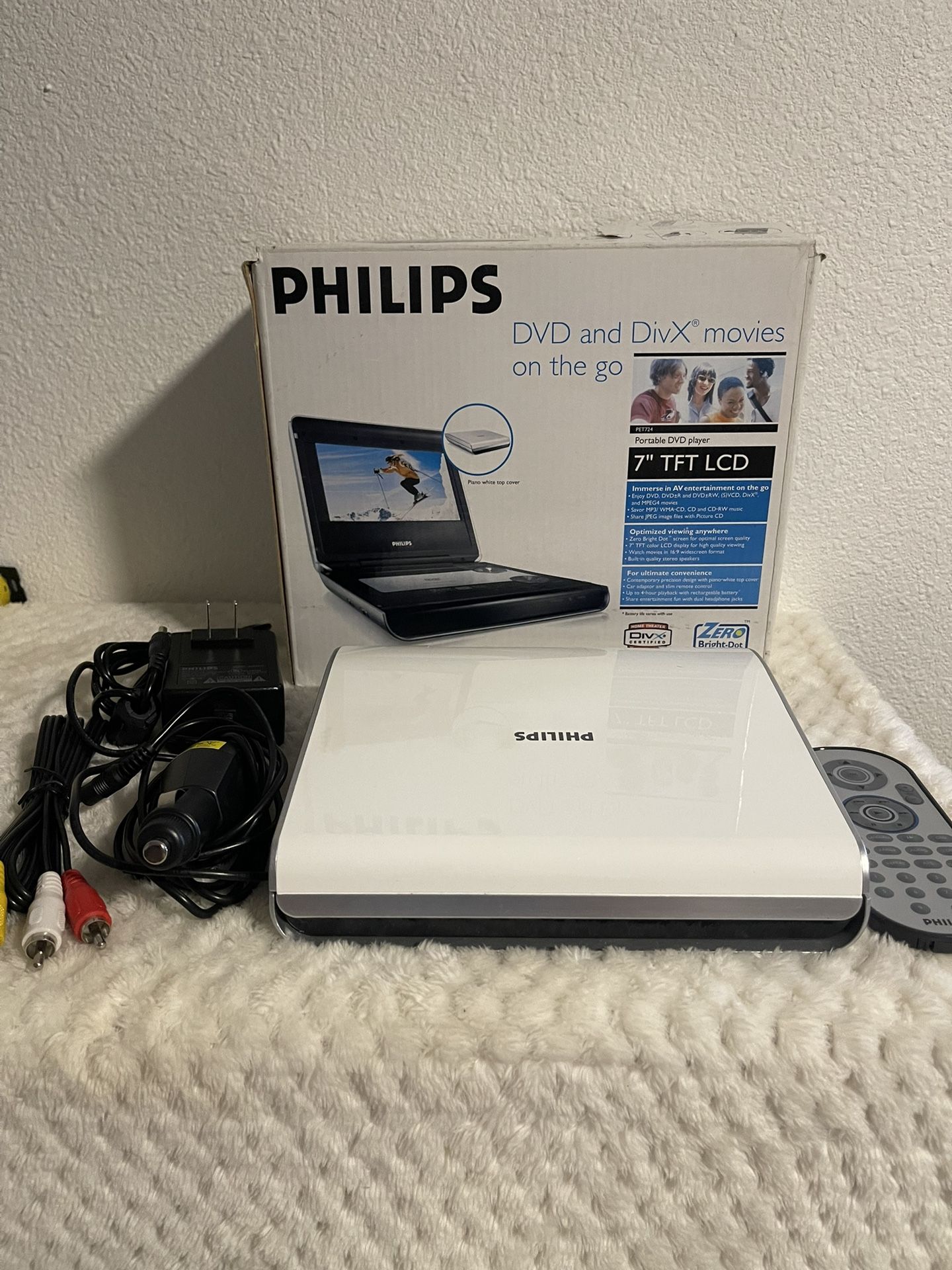 Philips PET724 Black & White Portable 7" LCD Screen Display DVD / DivX Player