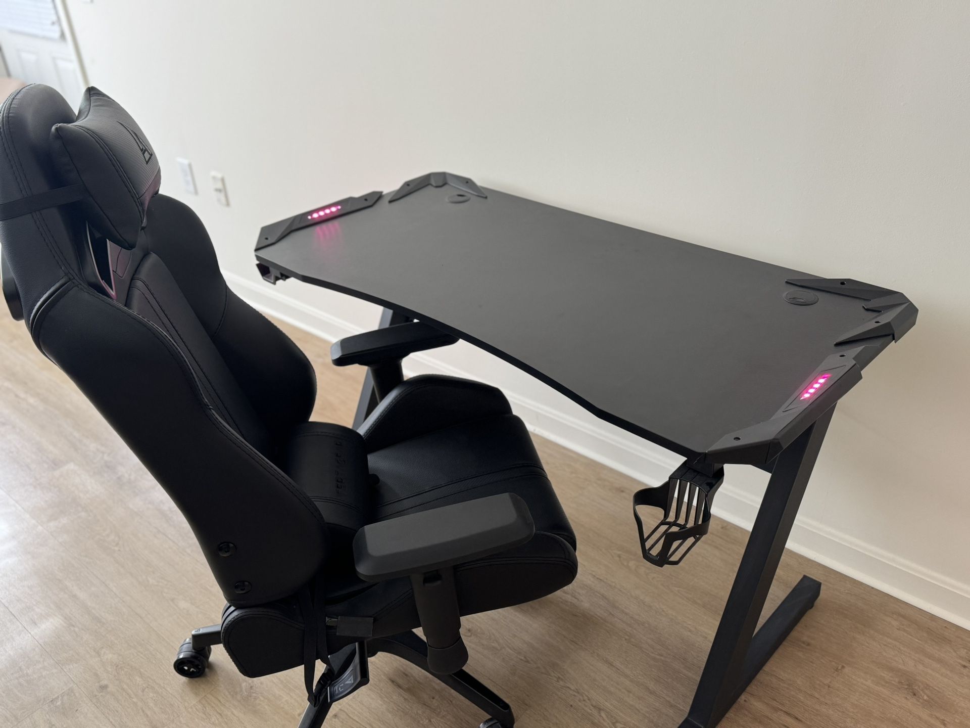 Vertagear Gaming Chair And Carbon Fiber Gaming Desk