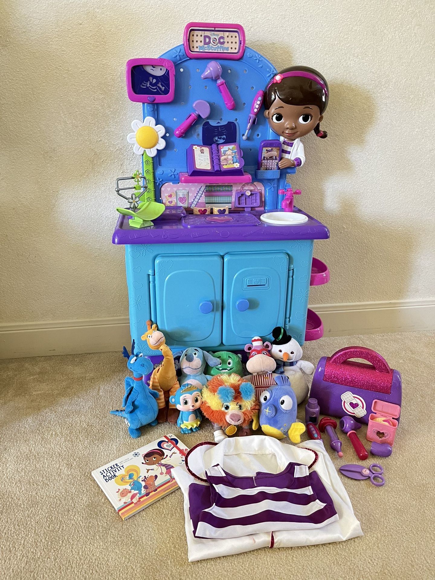Doc McStuffins Get Better Checkup Center + Plush Toys