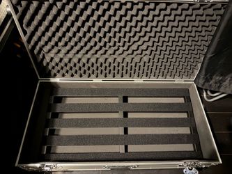 Pedalboard with hard case
