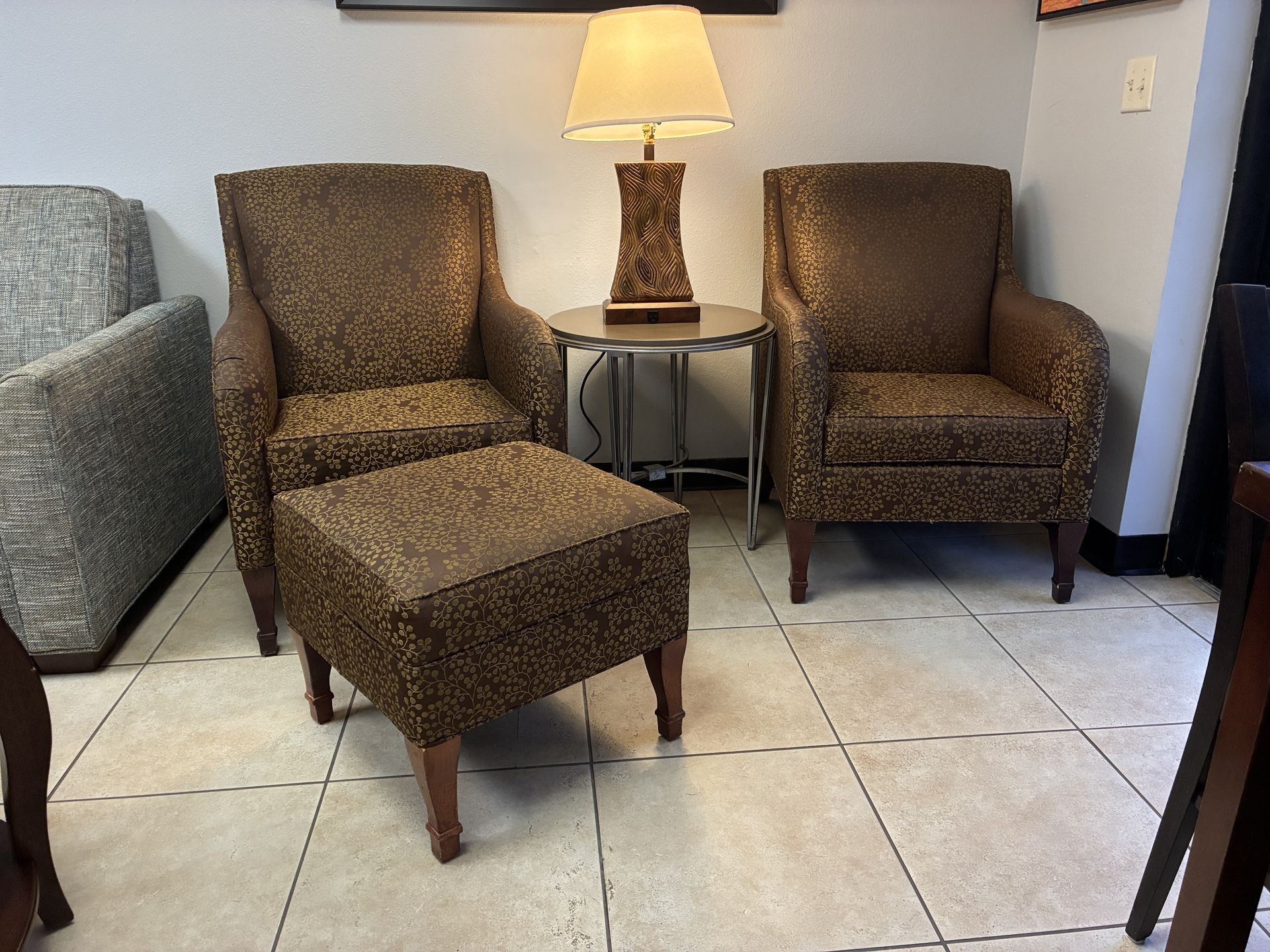 Set of 2 Chairs, Coffee Table and Lamp For Sale