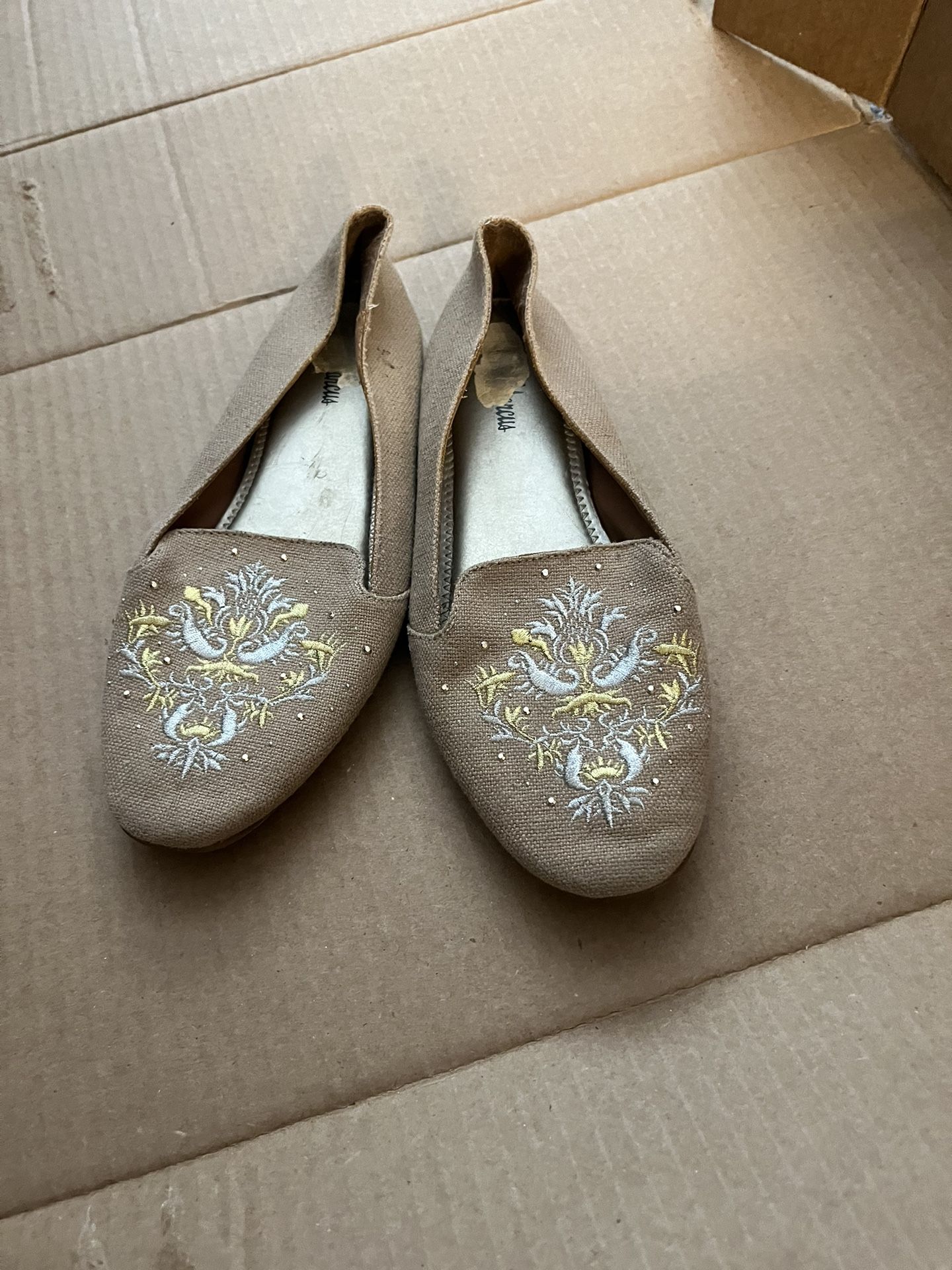 Neiman Marcus Embroidered Slip On Loafers Size 7.5 M