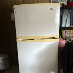 Free Refrigerator / Refrigerador Gratis
