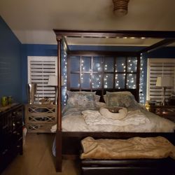 King  Canopy Bed, Footboard With Dresser & Mirror 