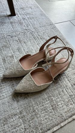 Beige flat shoes