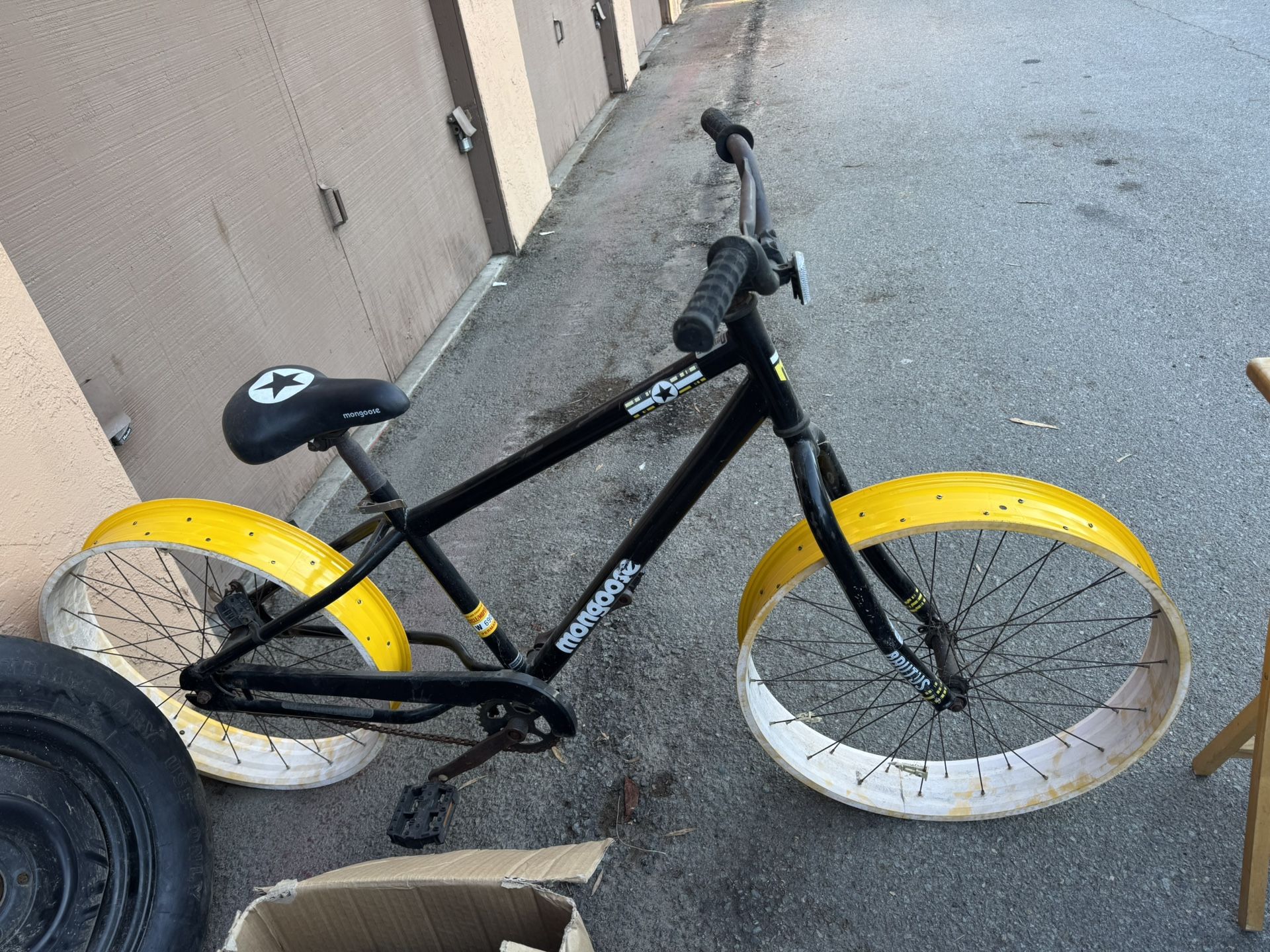 Mongoose Bike NO TIRES 